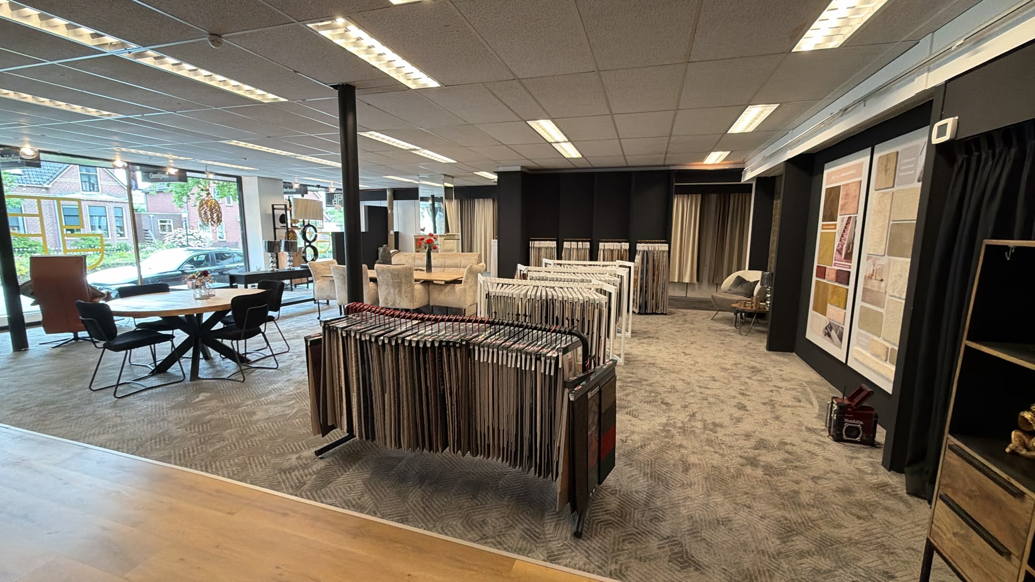 Showroom JP Woonidee in Veendam met een traprenovatie-displaymodel en modern meubilair voor een complete woninginrichting.